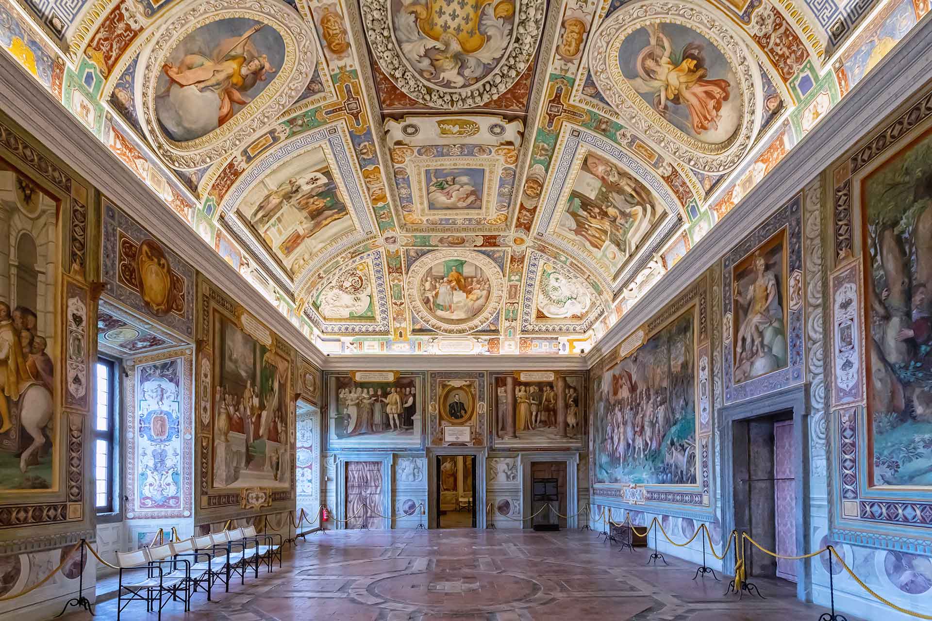 Villa Farnese, sala con affreschi