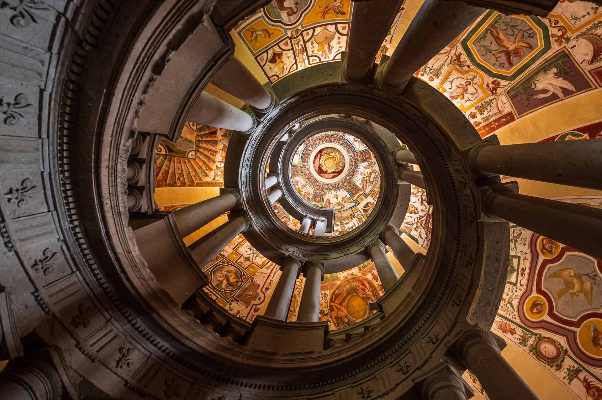 scalinata in pietra di Villa Farnese,