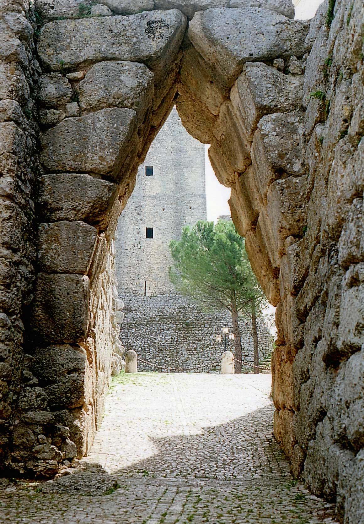 Arco a sesto acuto - acropoli di Civitavecchia